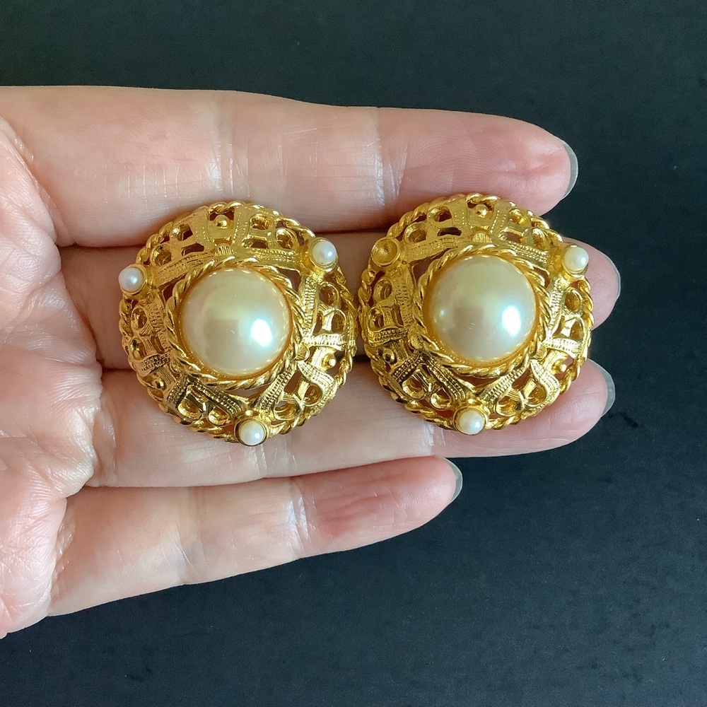 Vintage IVANA faux Pearl clip on Earrings